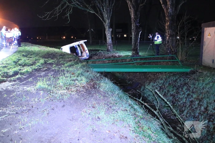 Bestelbus raakt van de weg en belandt in sloot