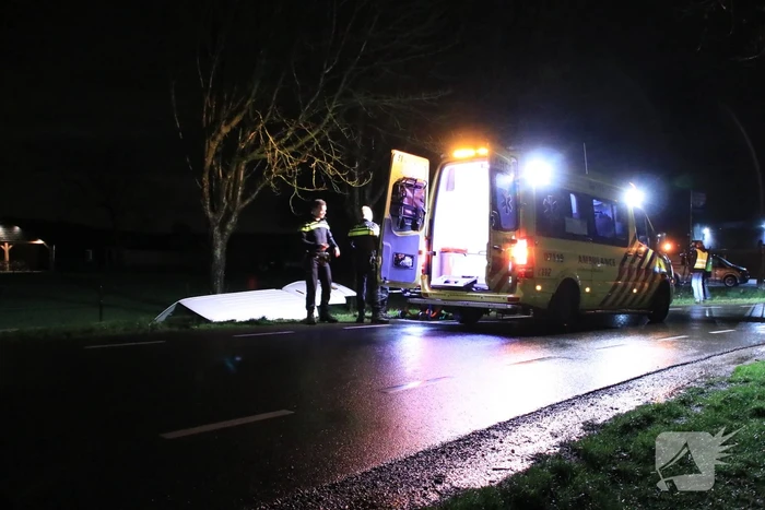 Bestelbus raakt van de weg en belandt in sloot
