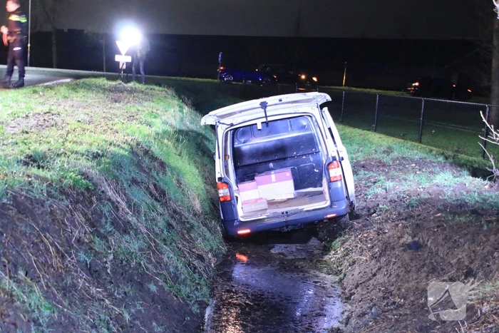 Bestelbus raakt van de weg en belandt in sloot