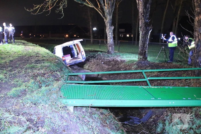 Bestelbus raakt van de weg en belandt in sloot