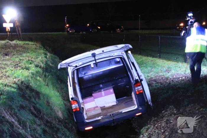 Bestelbus raakt van de weg en belandt in sloot
