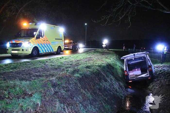 Bestelbus raakt van de weg en belandt in sloot