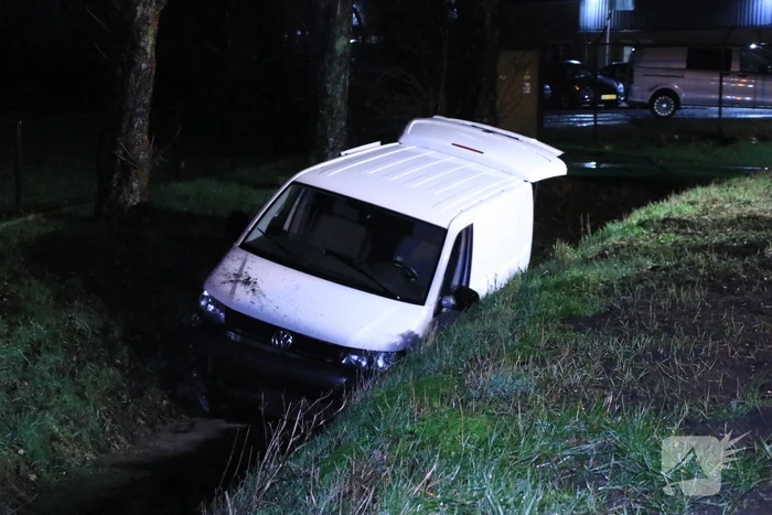 Bestelbus raakt van de weg en belandt in sloot