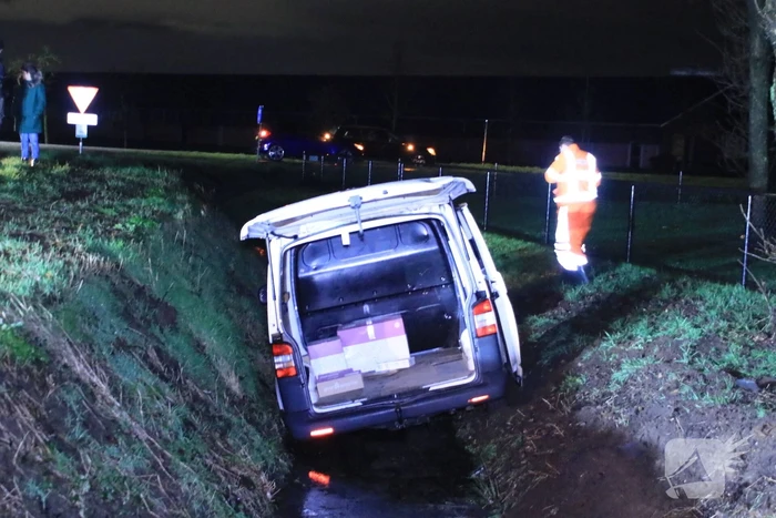 Bestelbus raakt van de weg en belandt in sloot