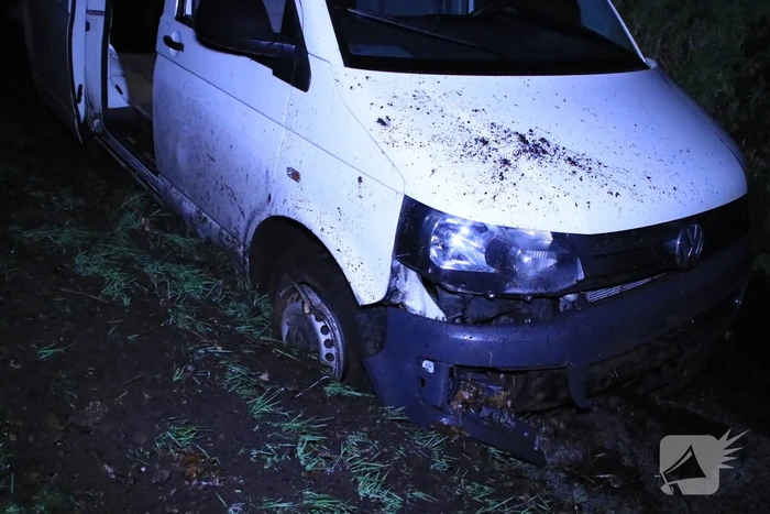 Bestelbus raakt van de weg en belandt in sloot