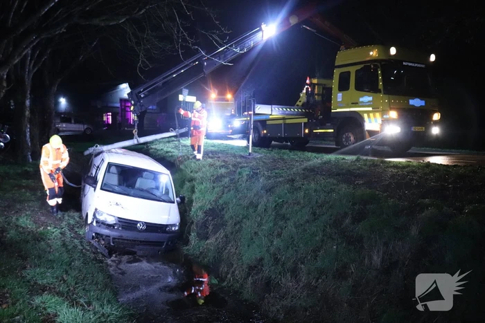Bestelbus raakt van de weg en belandt in sloot