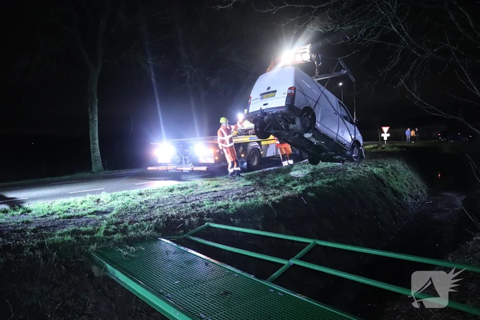 Bestelbus raakt van de weg en belandt in sloot