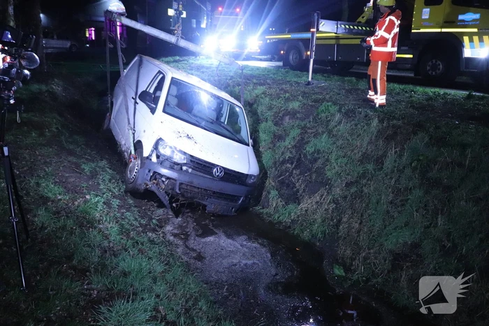 Bestelbus raakt van de weg en belandt in sloot
