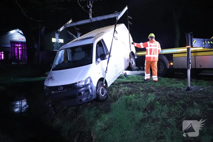 Bestelbus raakt van de weg en belandt in sloot