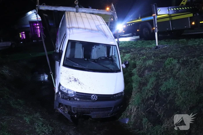 Bestelbus raakt van de weg en belandt in sloot