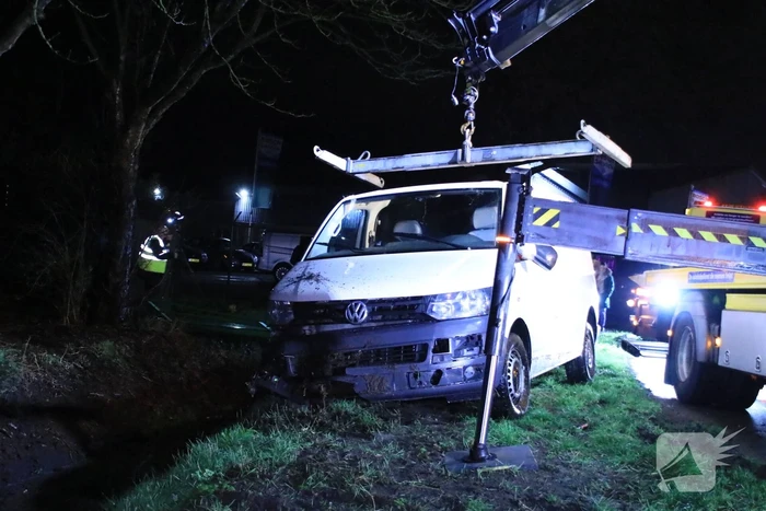 Bestelbus raakt van de weg en belandt in sloot