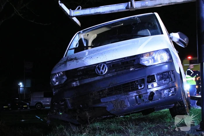 Bestelbus raakt van de weg en belandt in sloot