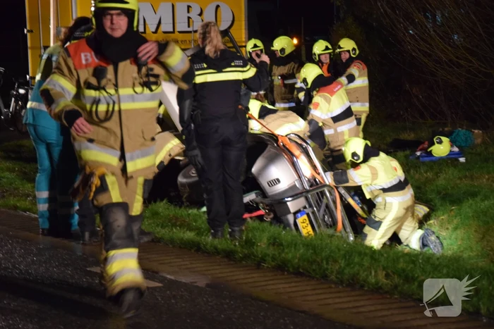 Personenauto belandt op de zijkant in sloot
