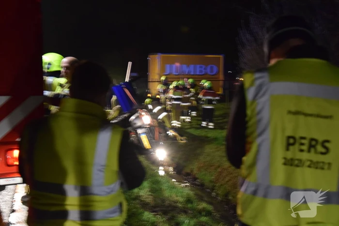 Personenauto belandt op de zijkant in sloot