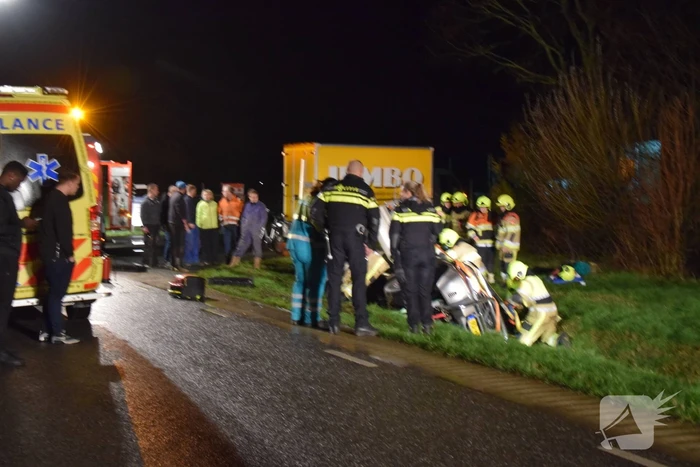 Personenauto belandt op de zijkant in sloot