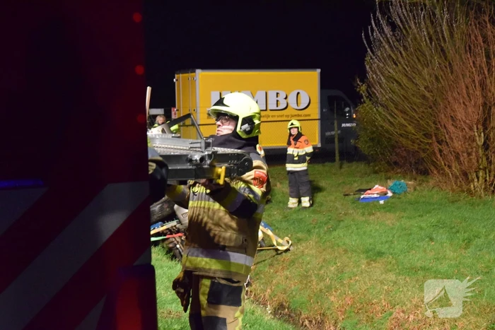 Personenauto belandt op de zijkant in sloot