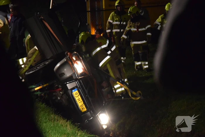 Personenauto belandt op de zijkant in sloot