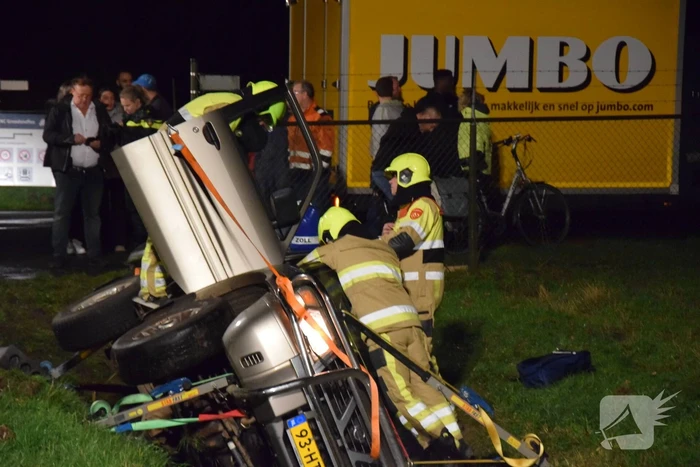 Personenauto belandt op de zijkant in sloot