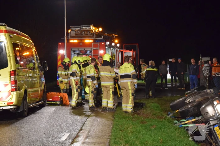 Personenauto belandt op de zijkant in sloot