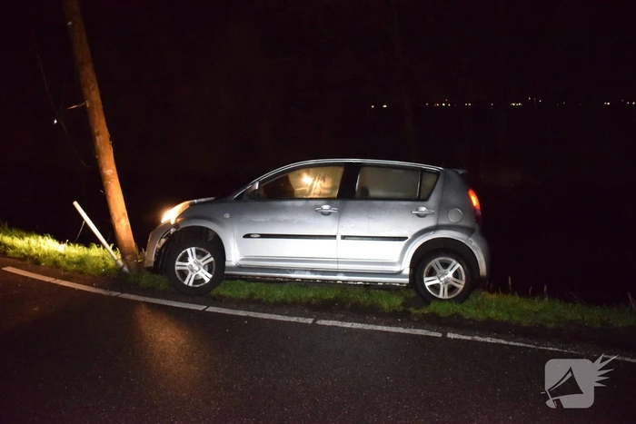 Automobilist vliegt uit de bocht op elektriciteitspaal