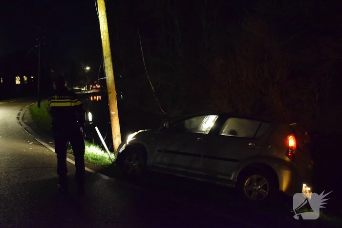 Automobilist vliegt uit de bocht op elektriciteitspaal