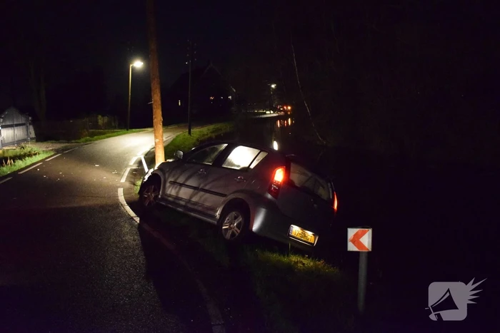 Automobilist vliegt uit de bocht op elektriciteitspaal