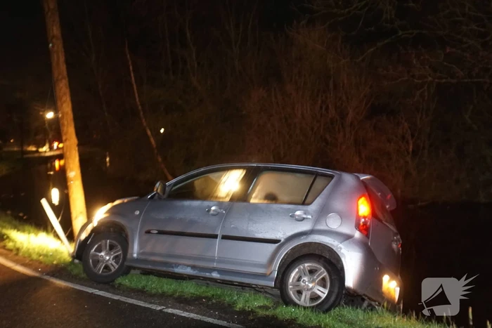 Automobilist vliegt uit de bocht op elektriciteitspaal