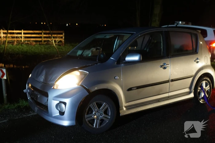 Automobilist vliegt uit de bocht op elektriciteitspaal
