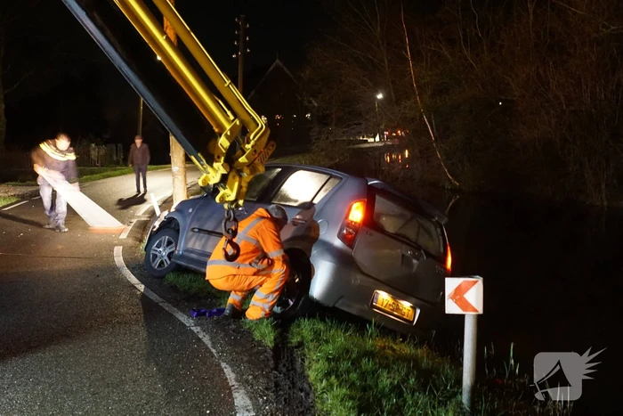 Automobilist vliegt uit de bocht op elektriciteitspaal