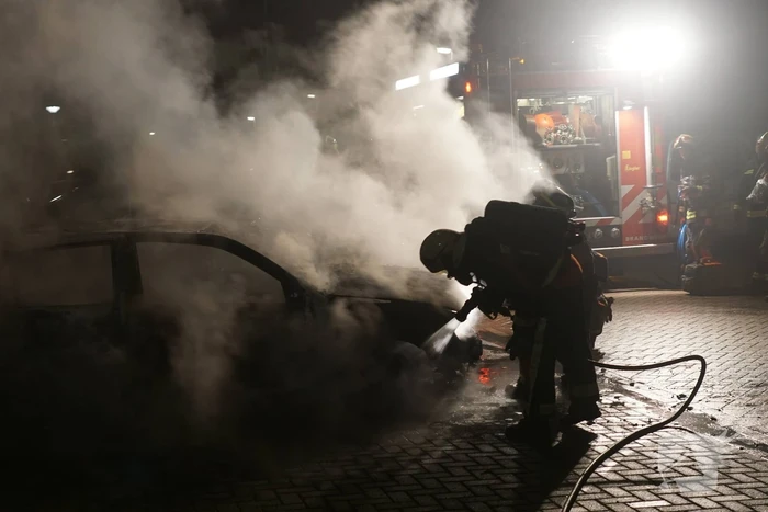 Geparkeerde auto gaat in vlammen op