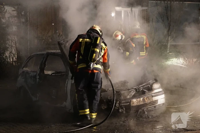 Geparkeerde auto gaat in vlammen op