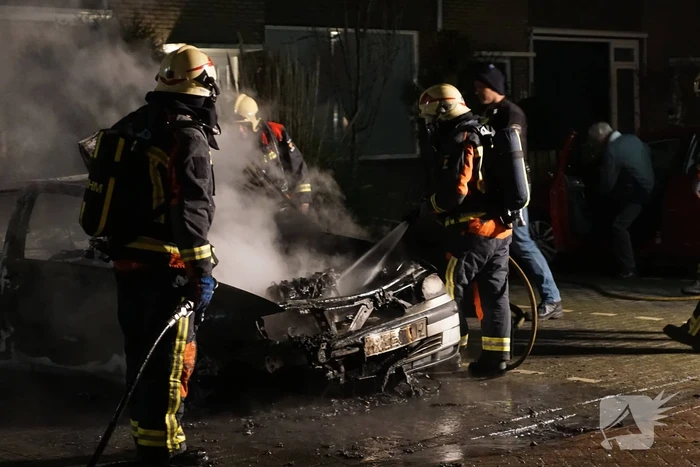 Geparkeerde auto gaat in vlammen op