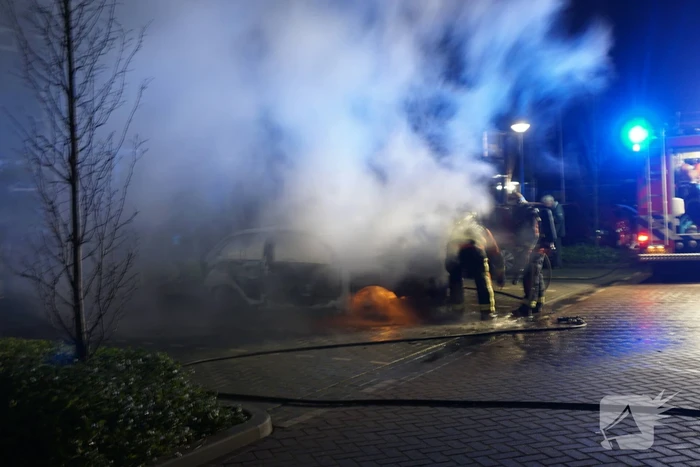 Geparkeerde auto gaat in vlammen op