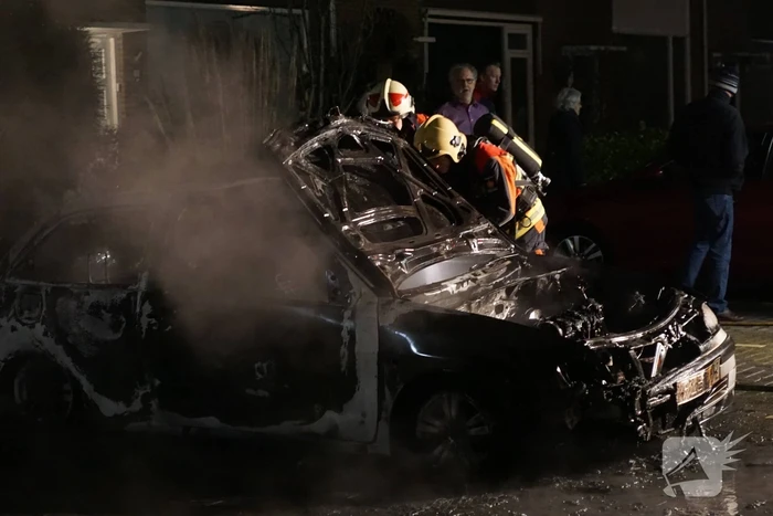 Geparkeerde auto gaat in vlammen op