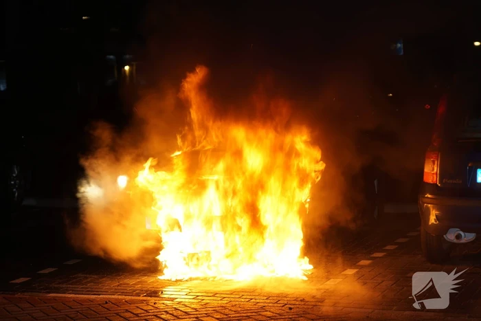 Opnieuw geparkeerde auto in brand gestoken