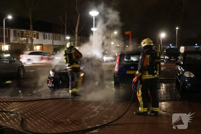 Opnieuw geparkeerde auto in brand gestoken
