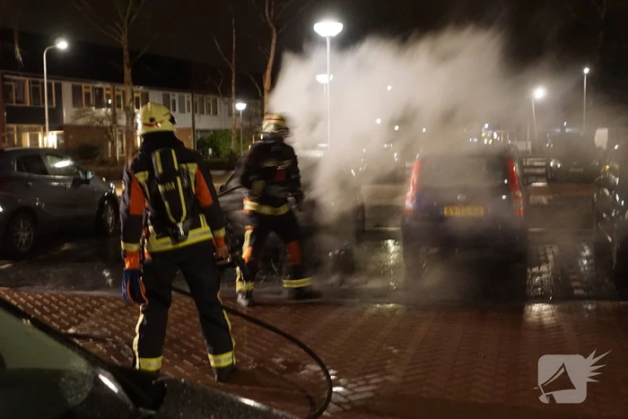 Opnieuw geparkeerde auto in brand gestoken