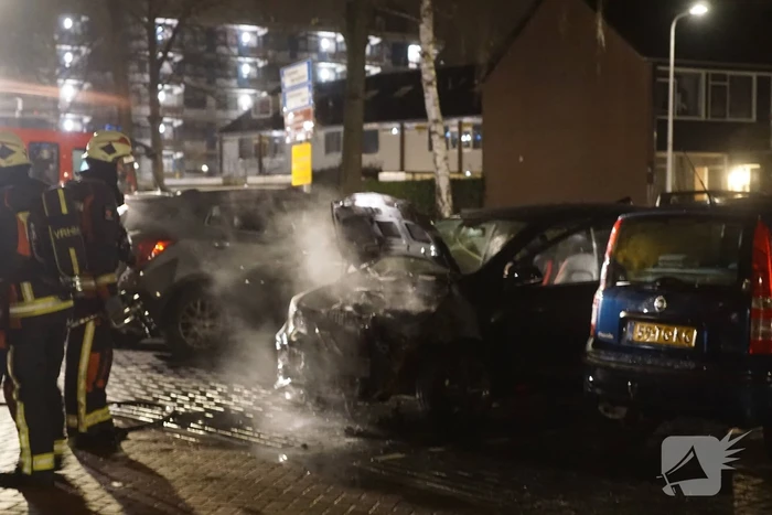 Opnieuw geparkeerde auto in brand gestoken