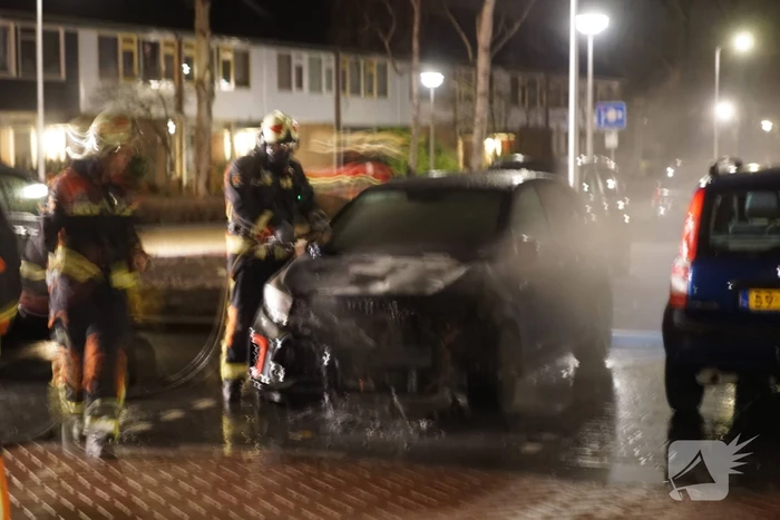 Opnieuw geparkeerde auto in brand gestoken