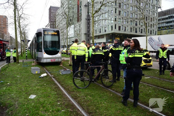 Fietser bekneld onder tram na aanrijding