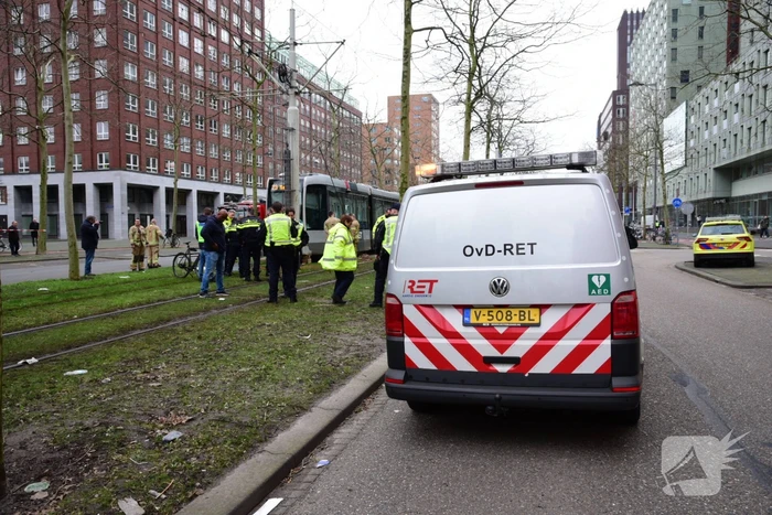 Fietser bekneld onder tram na aanrijding