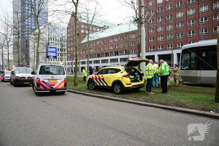Fietser bekneld onder tram na aanrijding