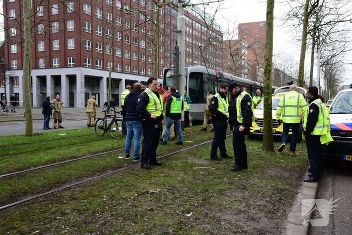 Fietser bekneld onder tram na aanrijding