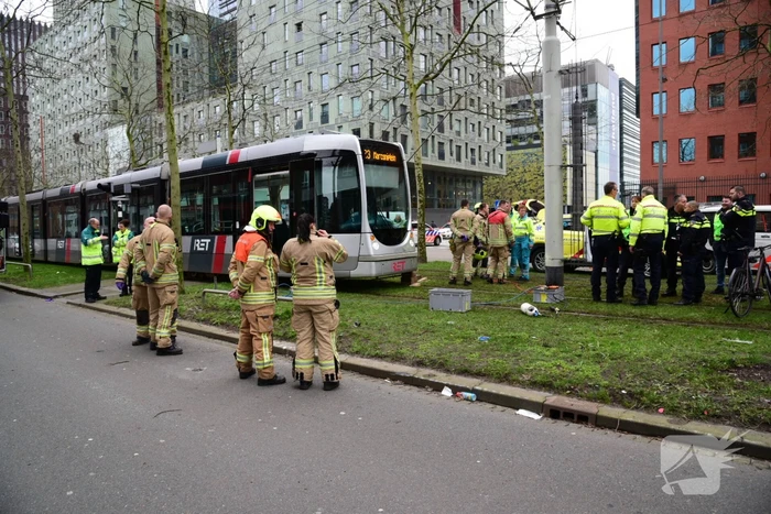 Fietser bekneld onder tram na aanrijding