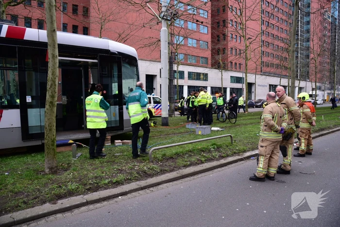 Fietser bekneld onder tram na aanrijding