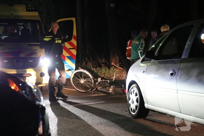 Fietser door personenauto aangereden op kruising