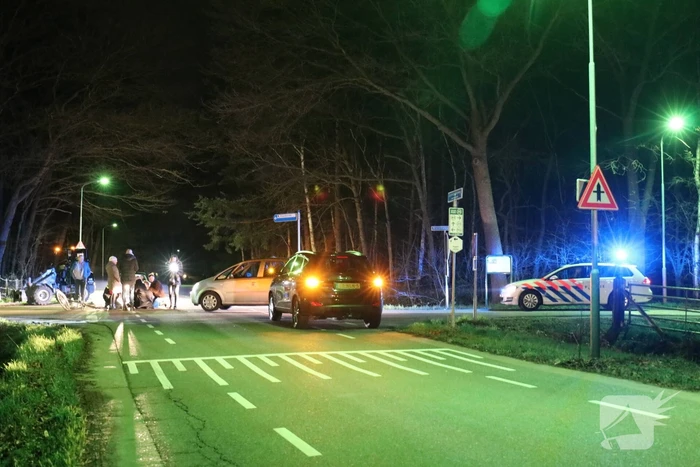 Fietser door personenauto aangereden op kruising