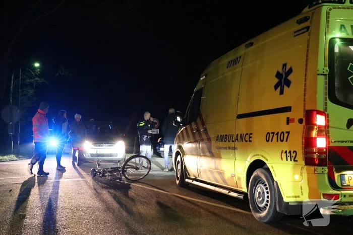 Fietser door personenauto aangereden op kruising