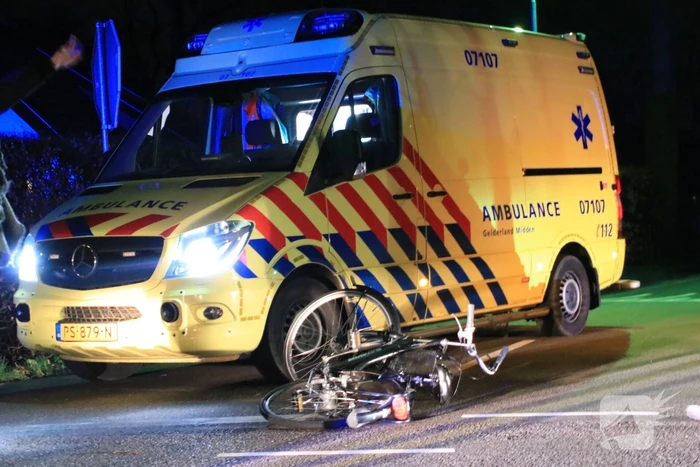Fietser door personenauto aangereden op kruising