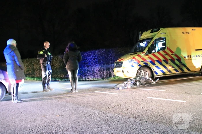 Fietser door personenauto aangereden op kruising